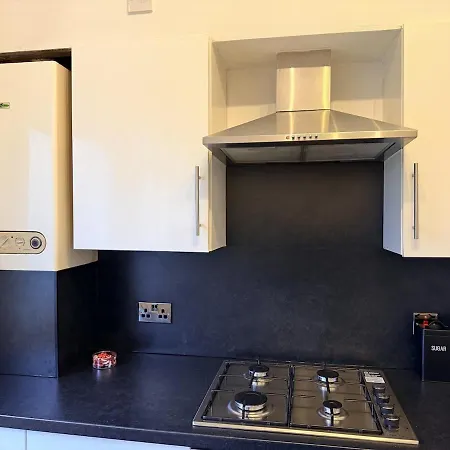 10 Min To Airport, House Sleeps 6, Free Parking Эдинбург