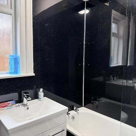 10 Min To Airport, House Sleeps 6, Free Parking * Эдинбург