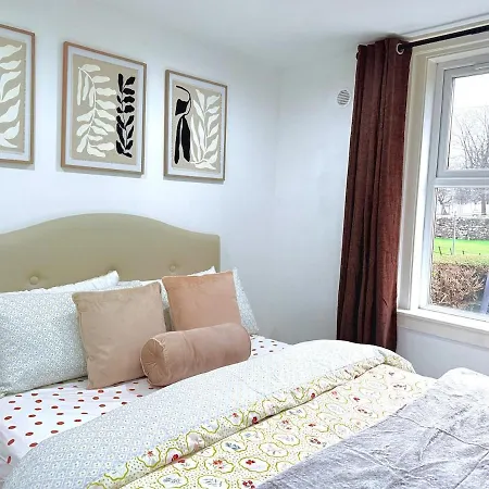10 Min To Airport, House Sleeps 6, Free Parking *