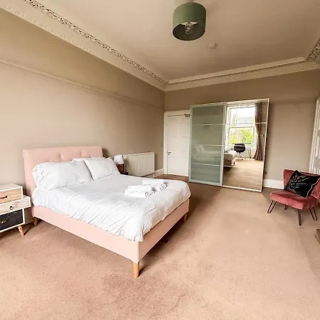 Spacious West End 3br, Sleeps 6, Walkable To Tourist Sites, Buses, And Tram *