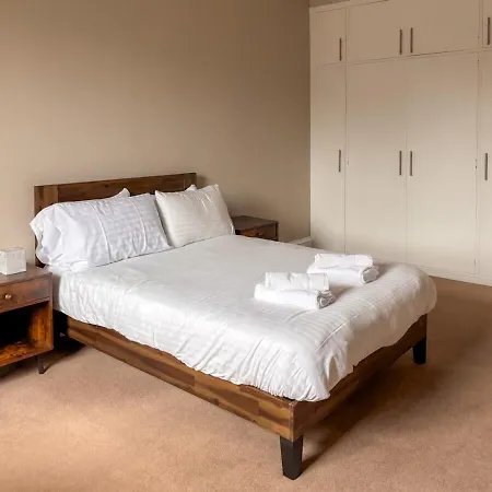 Spacious West End 3br, Sleeps 6, Walkable To Tourist Sites, Buses, And Tram Appartement *
