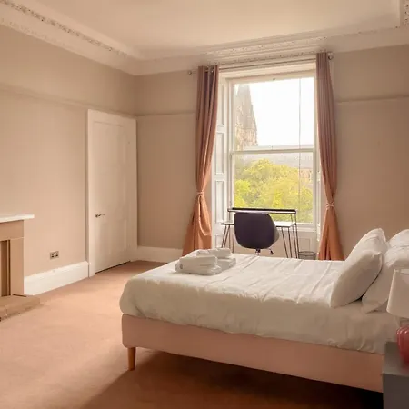 Spacious West End 3br, Sleeps 6, Walkable To Tourist Sites, Buses, And Tram Appartement Edinburgh