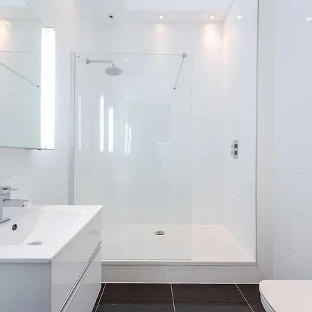 Spacious West End 3br, Sleeps 6, Walkable To Tourist Sites, Buses, And Tram *