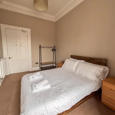 Spacious West End 3br, Sleeps 6, Walkable To Tourist Sites, Buses, And Tram Appartement Edinburgh