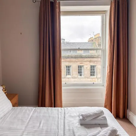 Spacious West End 3br, Sleeps 6, Walkable To Tourist Sites, Buses, And Tram *