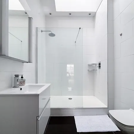 Spacious West End 3br, Sleeps 6, Walkable To Tourist Sites, Buses, And Tram