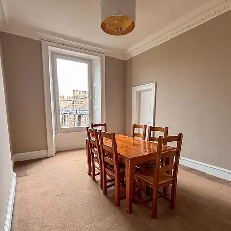 Spacious West End 3br, Sleeps 6, Walkable To Tourist Sites, Buses, And Tram アパート エディンバラ