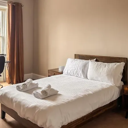 Spacious West End 3br, Sleeps 6, Walkable To Tourist Sites, Buses, And Tram
