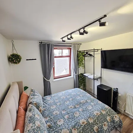Double With Shared Bathroom Near The Shore And Tram Guest house Edinburgh
