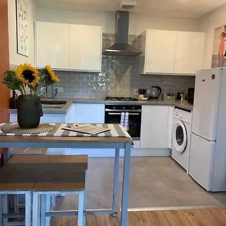 Characterful Edinburgh 1Br, Private Deck, Leith & Walk To City Centre *