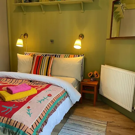 Characterful Edinburgh 1Br, Private Deck, Leith & Walk To City Centre Edinburgh