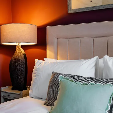 Апартаменты Dragon Luxury At Rutland Square