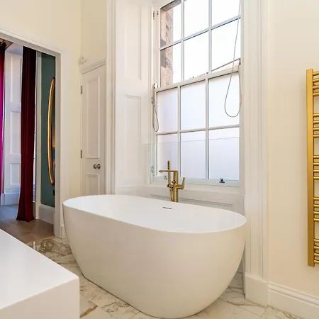 Апартаменты Dragon Luxury At Rutland Square