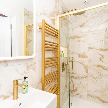 Апартаменты Dragon Luxury At Rutland Square