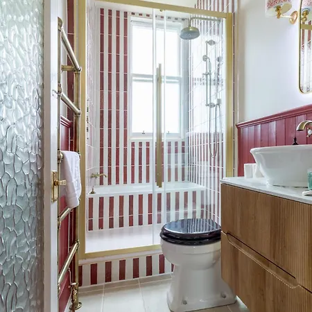 Gorgeous 2bdr With Unique Character In Edinburgh