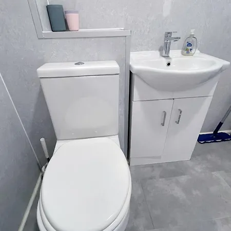 3 Bed Garden House Direct Connection To Airport N Train Station Apartment