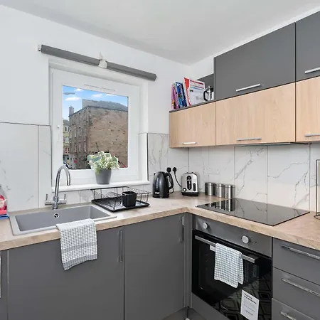 Family-friendly Near Centre Sleeps 5 Daire Edinburgh