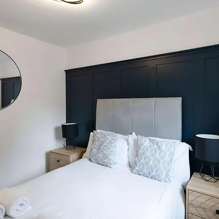 Family-friendly Near Centre Sleeps 5 *