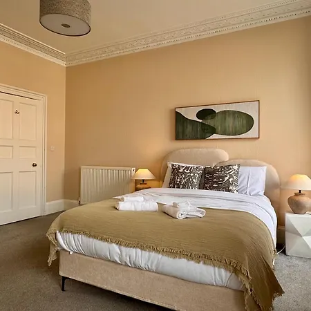St Patrick Square 2br