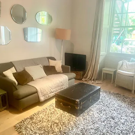 Botanics 2 Bedroom Flat Апартаменты