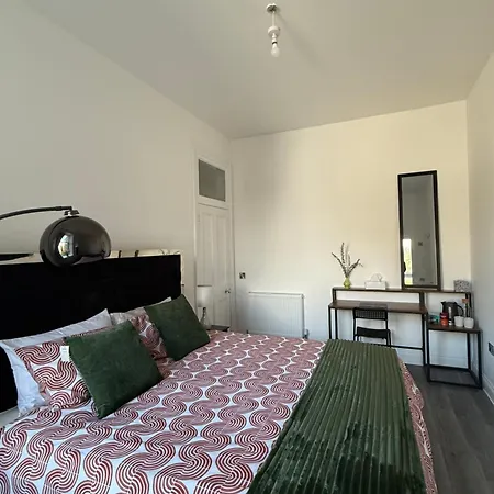 Spacious En With Super King-size Bed Edinburgh