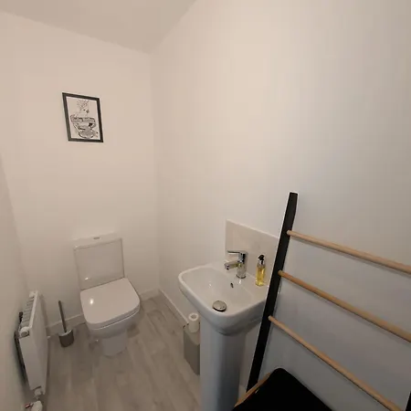 بيت للعطل Stylish 2-bed Workspaces & Parking إدنبرة
