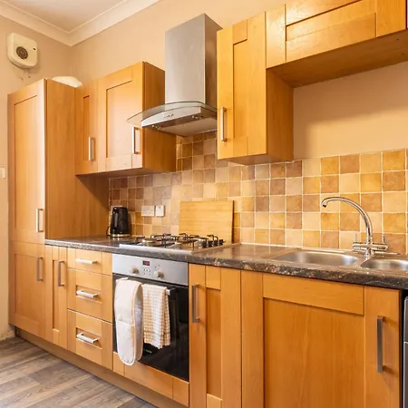 Incredibly Located 3bdr Flat In Appartement *