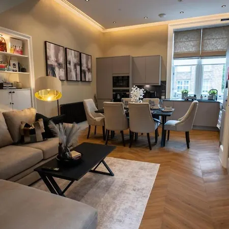 Sophisticated Urban Living Sleek 4-bedroom アパート