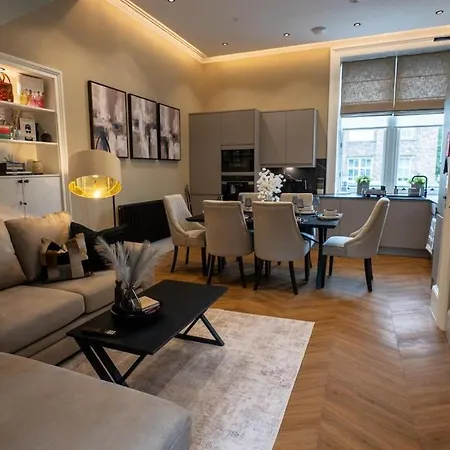 Sophisticated Urban Living Sleek 4-bedroom Appartement Edinburgh