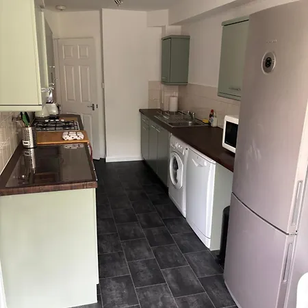 Two Bedroom Flat - Private Garden - Two Car Parking Appartement