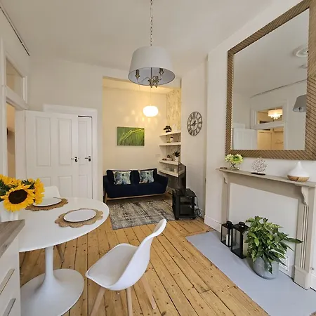 1 Bedroom Flat Off Easter Road, 5 Mins Walk To Holyrood Palace, High Street
