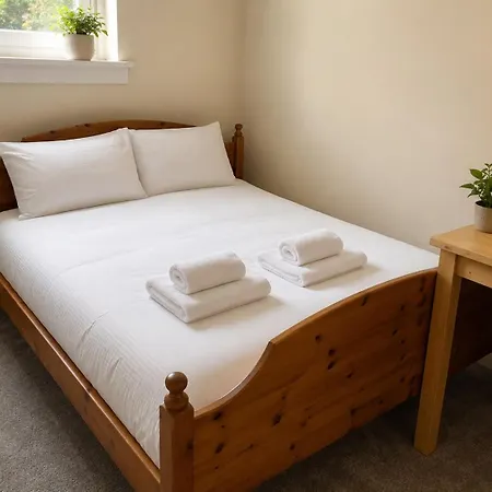 Bright And Spacious 2 Bedroom Flat Sleeps 5