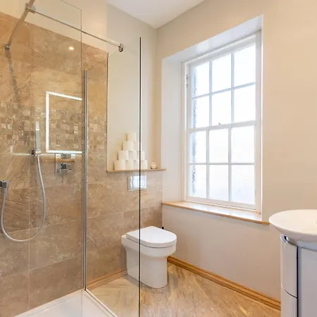 Incredibly Located 3bdr Flat In Appartement