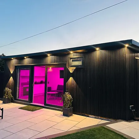 'the Garden Room' Sleeps 2 - Wifi Parking *