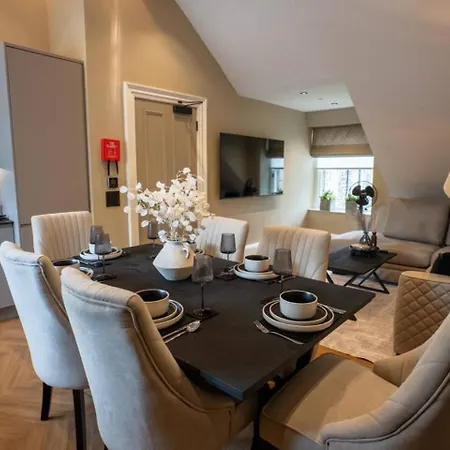 Sophisticated Urban Living Sleek 4-bedroom * Edinburgh