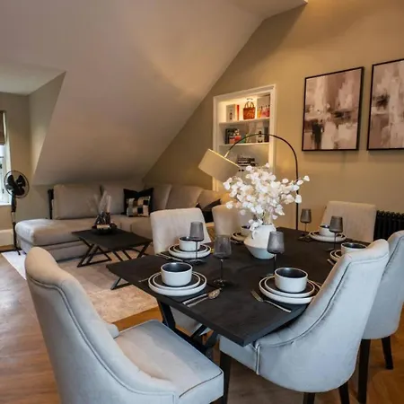 アパート Sophisticated Urban Living Sleek 4-bedroom エディンバラ