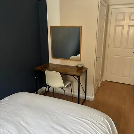 Two Bedroom Flat - Private Garden - Two Car Parking Appartement *