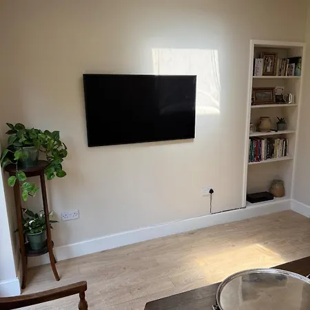 Newly Refreshed Garden Flat In Stockbridge