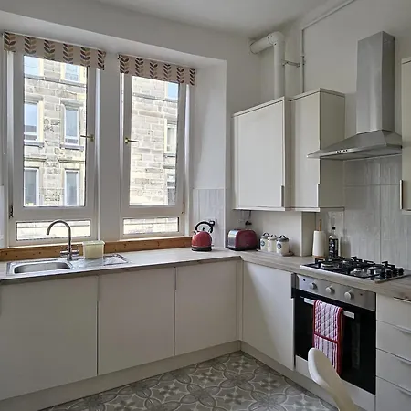 1 Bedroom Flat Off Easter Road, 5 Mins Walk To Holyrood Palace, High Street *