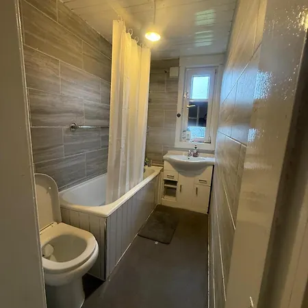 Bright & Spacious 3 Bedroom Flat In Apartmán *