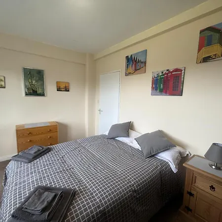 Bright & Spacious 3 Bedroom Flat In *