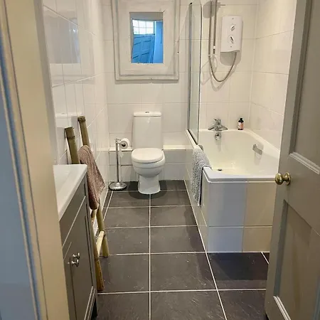 Botanics 2 Bedroom Flat *
