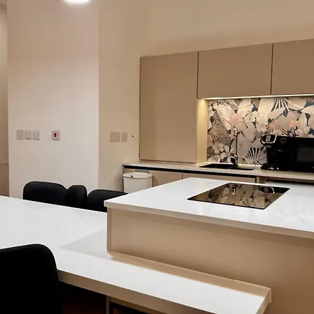 Duplex 2br With Private Parking *