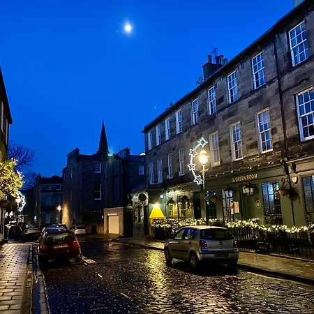 Incredibly Located 3bdr Flat In Edinburgh
