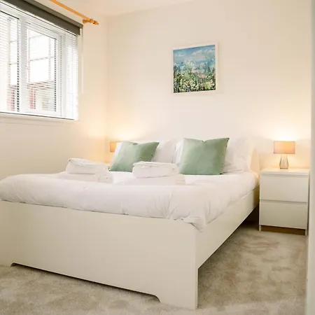 Homely 3 Bed With Private Parking Off Leith Walk