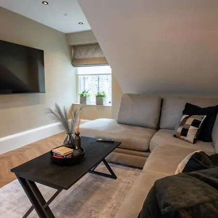 Sophisticated Urban Living Sleek 4-bedroom *
