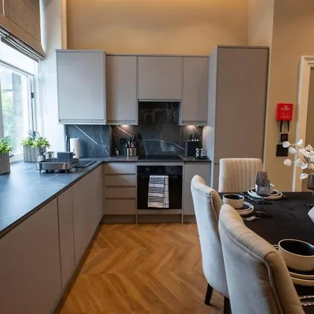 アパート Sophisticated Urban Living Sleek 4-bedroom エディンバラ