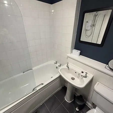 Two Bedroom Flat - Private Garden - Two Car Parking Apartman *