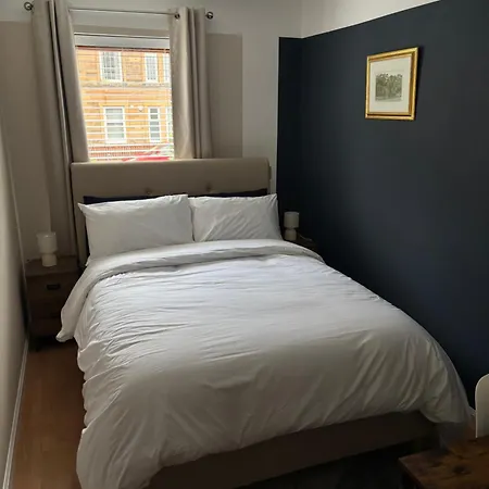 Two Bedroom Flat - Private Garden - Two Car Parking Apartman Edinburgh