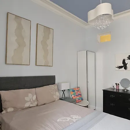 1 Bedroom Flat Off Easter Road, 5 Mins Walk To Holyrood Palace, High Street